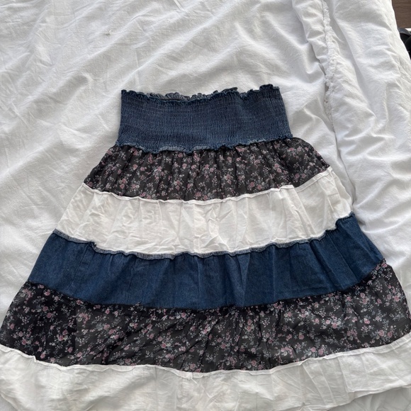 Size small vintage skirt! Can also be worn as a mini dress - Picture 2 of 2